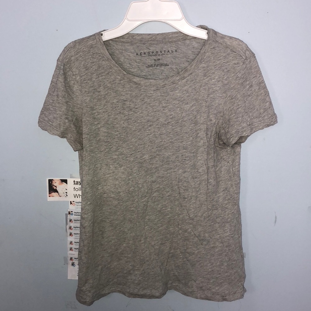 gray t-shirt